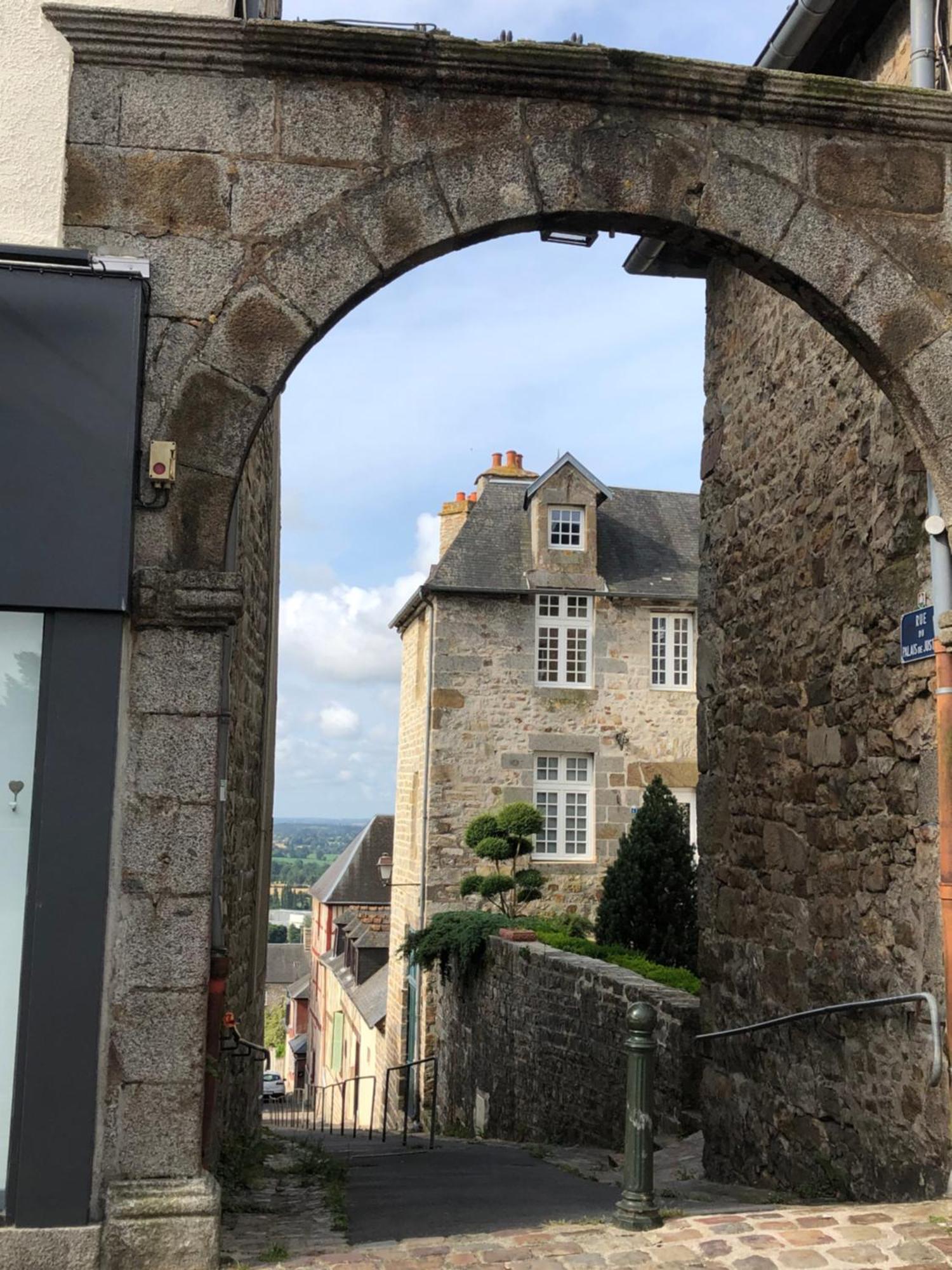 La Maison Sur Les Remparts Domfront  Zewnętrze zdjęcie
