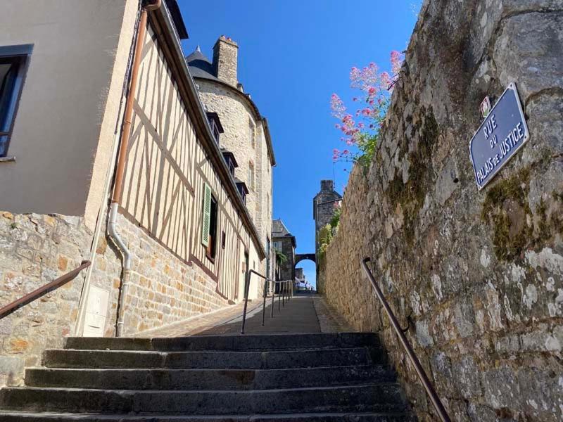 La Maison Sur Les Remparts Domfront  Zewnętrze zdjęcie